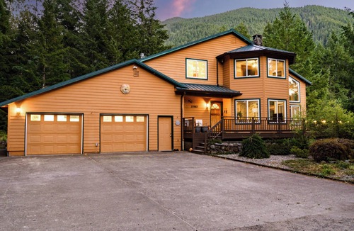 Rhododendron House | Mt. Hood Riverfront Getaway | Hot Tub | 4BR Chalet on 2 Acres | Pet Friendly