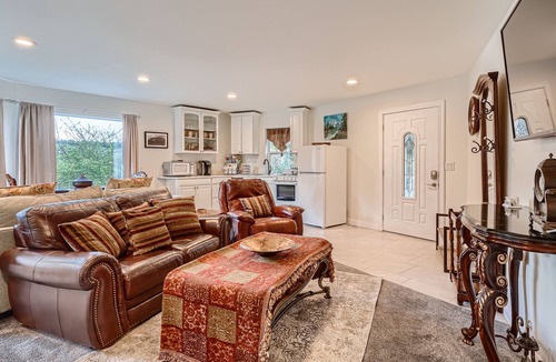 North Bend House | Mt View 3 Level Romantic Getaway Suite- North Bend