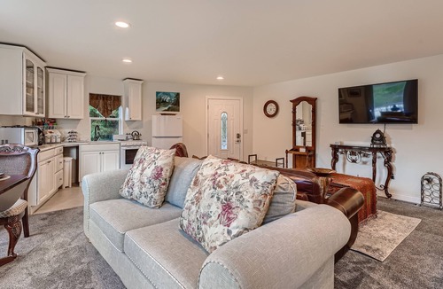 North Bend House | Mt View 3 Level Romantic Getaway Suite- North Bend
