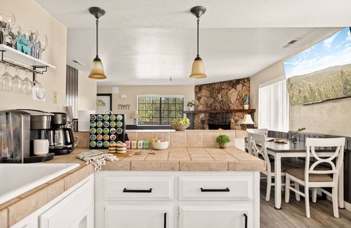 Summit Estates Apartment | Mtn-view condo near Snow Summit w/Fireplace & Deck
