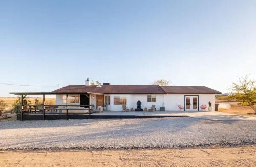 Landers House | Navigate Stays Presents Mystic Sky Desert Ranch