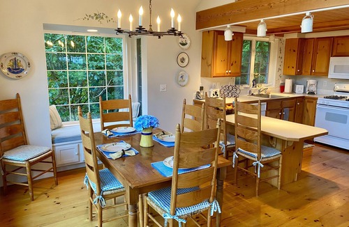 Langley Cottage | Near Downtown Langley, Shops & Restaurants! Cozy Cottage & Pet Friendly!
