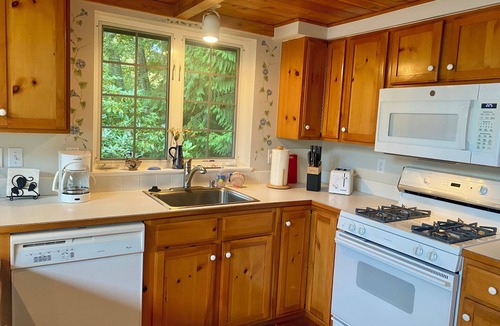 Langley Cottage | Near Downtown Langley, Shops & Restaurants! Cozy Cottage & Pet Friendly!