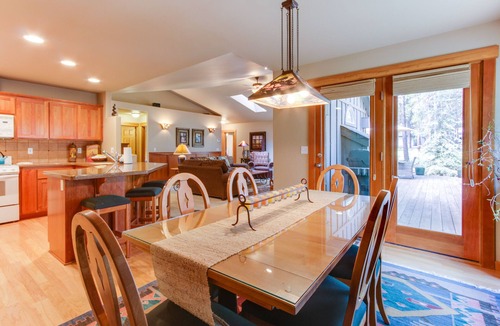 Sunriver House | Near Fort Rock Park with SHARC Passes & Private Hot Tub