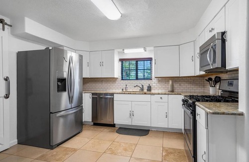 Los Duranes House | Near-North Valley Oasis! Sleeps 11! Easy Access to I-40, Pool, Hot tub, AC/Heat