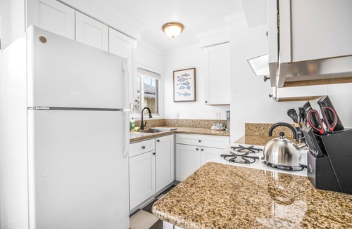 Ocean Beach Cottage | NEW 1br Ocean Beach Apartment w/Parking - Short Walk 2 Beach