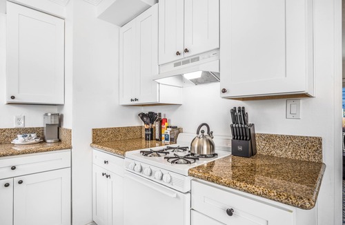 Ocean Beach Cottage | NEW 1br Ocean Beach Apartment w/Parking - Short Walk 2 Beach
