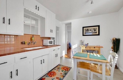 University Heights Apartment | NEW 4055.5 retro, bright, private 1 bedroom, happening Northpark.