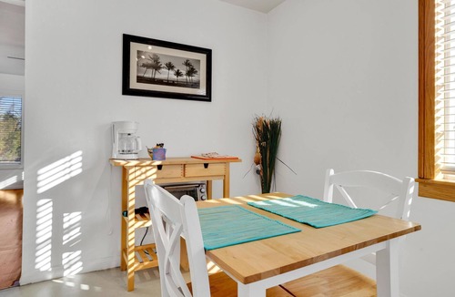 University Heights Apartment | NEW 4055.5 retro, bright, private 1 bedroom, happening Northpark.