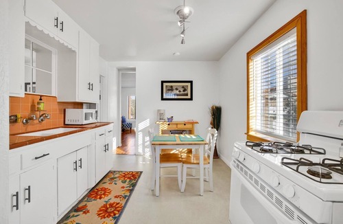 University Heights Apartment | NEW 4055.5 retro, bright, private 1 bedroom, happening Northpark.