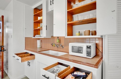 University Heights Apartment | NEW 4055.5 retro, bright, private 1 bedroom, happening Northpark.