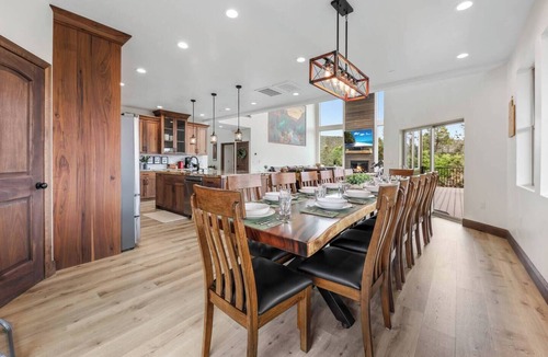 Zion National Park East Entrance House | New! 6 King Suites/8 bdrm, Hot Tub, EV, E-Scooters