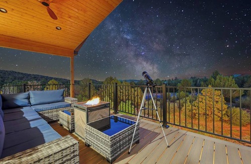 Zion National Park East Entrance House | New! 6 King Suites/8 bdrm, Hot Tub, EV, E-Scooters