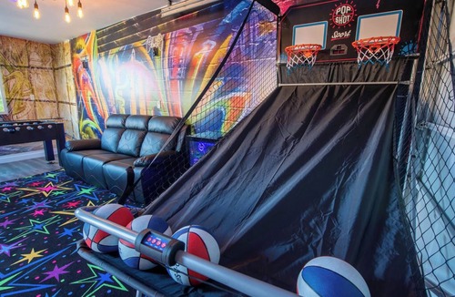 Golden Hill House | *NEW* Amazing Paradiso Urbano – POOL;SPA;GAMEROOM!