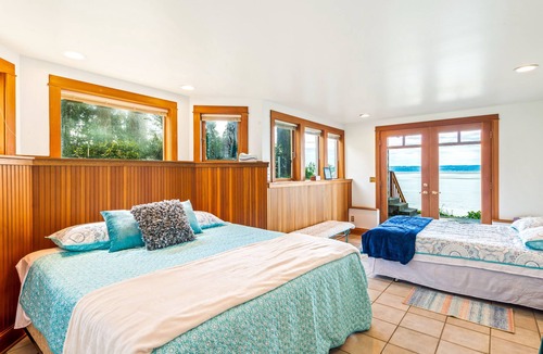 Bells Beach Cottage | NEW: Beautiful Bungalow on Warm Beach Puget Sound
