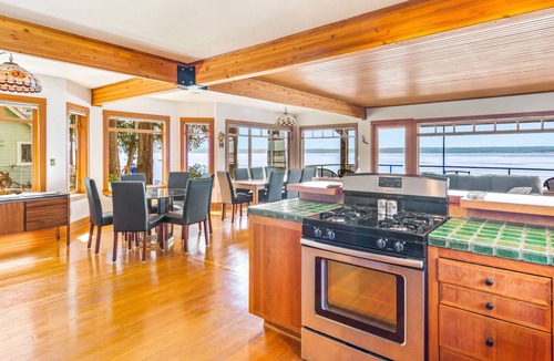 Bells Beach Cottage | NEW: Beautiful Bungalow on Warm Beach Puget Sound