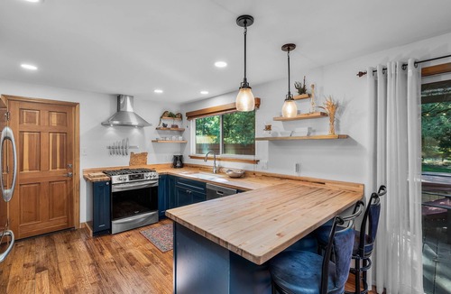 Southern Crossing House | New! Chic Hideaway ~ Hot Tub ~ Ping Pong Table ~ Close to Old Mill