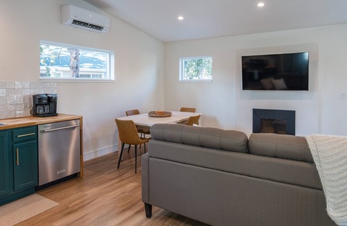 Orchard District House | NEW family friendly private guesthouse in mid town