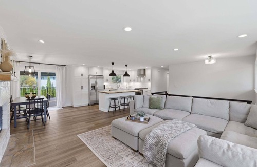 Ellsworth House | NEW! Family Get Away Fireplace Near Columbia River