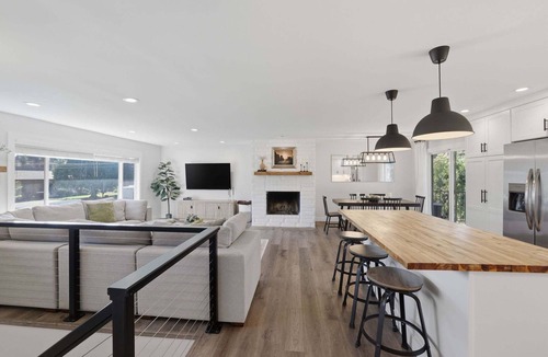 Ellsworth House | NEW! Family Get Away Fireplace Near Columbia River