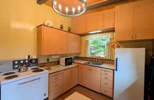 Florence Cabin | *NEW* Fishers D'Lighthouse II-1960 Coastal Cabin