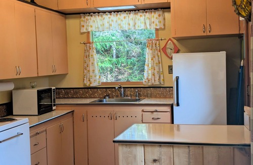 Florence Cabin | *NEW* Fishers D'Lighthouse II-1960 Coastal Cabin