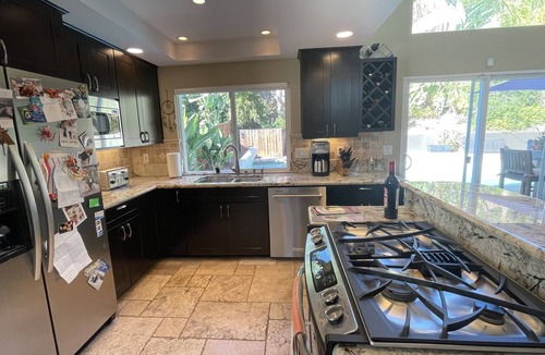 Allied Gardens Villa | New, Fun Get Away, Vaulted Ceiling, Pool, Hot Tub, New