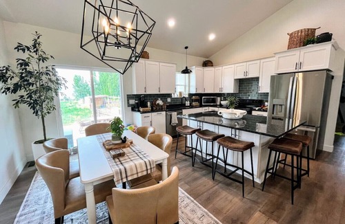 Moab South Valley House | NEW! GameRm–HotTub–TheaterRm–Mtn Views–3000sf–BBQ