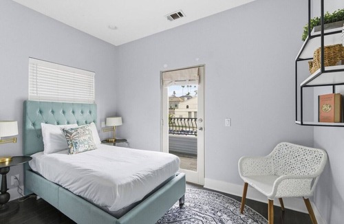 Golden Hill Apartment | New Golden Hill Family Retreat Views + Chef’s Kitchen