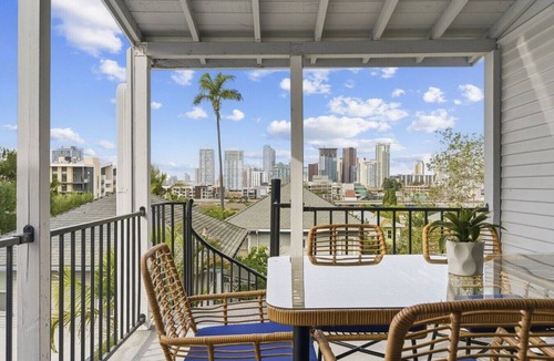 Golden Hill Apartment | New Golden Hill Family Retreat Views + Chef’s Kitchen