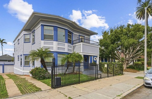 Golden Hill Apartment | New Golden Hill Family Retreat Views + Chef’s Kitchen