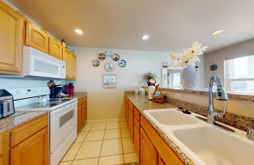 Westport Condo | NEW! Hot Tub, Pool, BBQ, Beach Access, Gym (DDreaming)