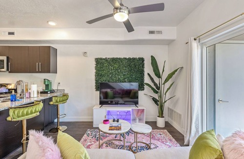 Rio Grande Apartment | NEW-KING Bed Loft Apartment/Downtown/Free Garage Parking/GYM