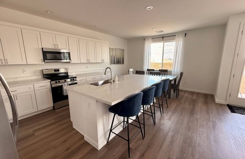 Greenehaven House | "New" Lake Powell Retreat- Sleeps 15+ Large Groups, Views, Sunsets, Stars, Games