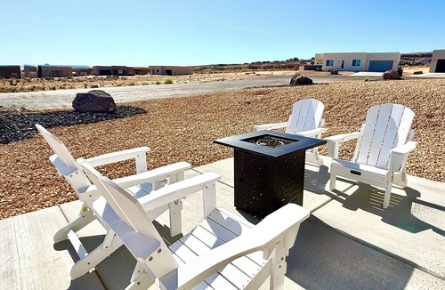 Greenehaven House | "New" Lake Powell Retreat- Sleeps 15+ Large Groups, Views, Sunsets, Stars, Games