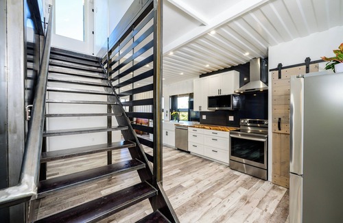 Teasdale Villa | New! Lavish Shipping Container Experience with 3 King Masters & Amazing Views!