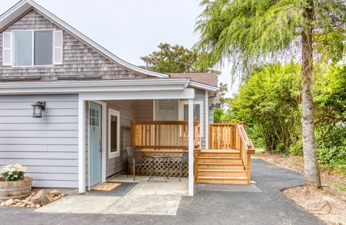 Seaside Apartment | New listing! Charming, Newly Remodeled Studio Near the Beach!