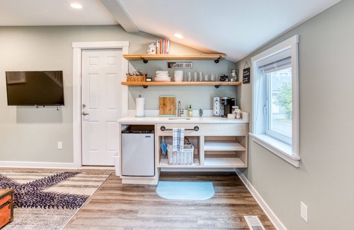 Seaside House | New listing! Newly remodeled inn suite w/ kitchenette & easy beach access!