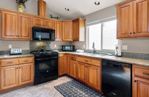 Three Rivers House | NEW LISTING| Riverfront Retreat | Peaceful Luxury on the Deschutes River