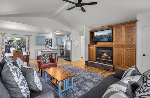 Orchard District House | New Listing! The Blue Rhodie| Ping Pong| Games| BBQ | Pet Friendly