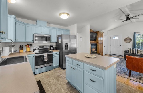 Orchard District House | New Listing! The Blue Rhodie| Ping Pong| Games| BBQ | Pet Friendly