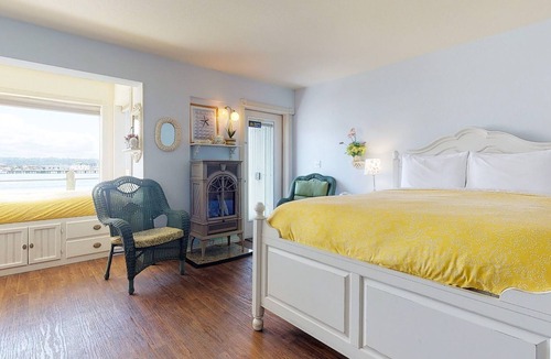 Historic Bayfront Apartment | New listing! Waterfront lodge studio w/ fireplace & balcony - on the Bayfront!