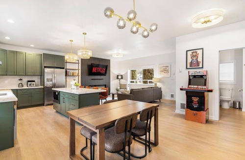 Parkland House | ★New LUX Big Kitchen 2-King Beds Arcade by PLU/JBLM/Korea Town★