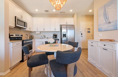 North Park Apartment | NEW Lux North Park Gem~King Beds~Workspaces~Parking~Central Location!