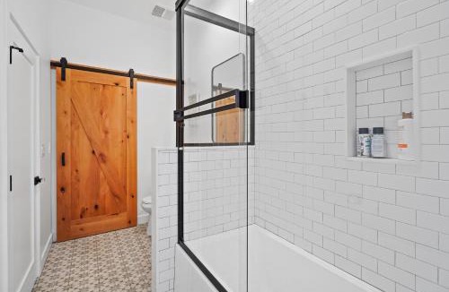 Crenshaw Apartment | New Luxe and Stylish House with Jacuzzi Sleeps 8