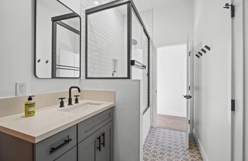 Crenshaw Apartment | New Luxe and Stylish House with Jacuzzi Sleeps 8