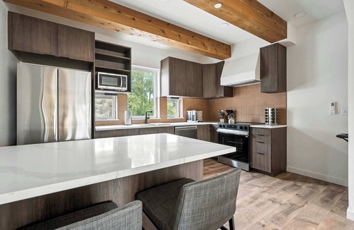 Kerns House | New Luxury 3BR Walk to Dining Best Location