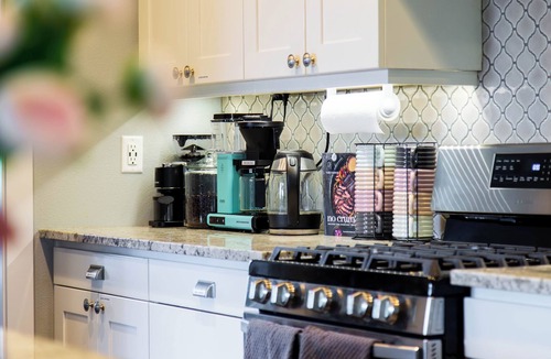 South Gateway House | NEW! Modern Farmhouse - Sauna, Projector, 10ppl, EV Charger!
