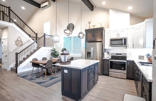 Long Beach House | New Modern Townhouse, only short walk to the beach