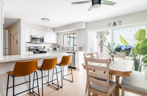 Alamitos Beach Apartment | NEW Ocean Eyes/3 Blocks to Beach/Backyard Oasis/Massage Chair/Bikes/lLaundry